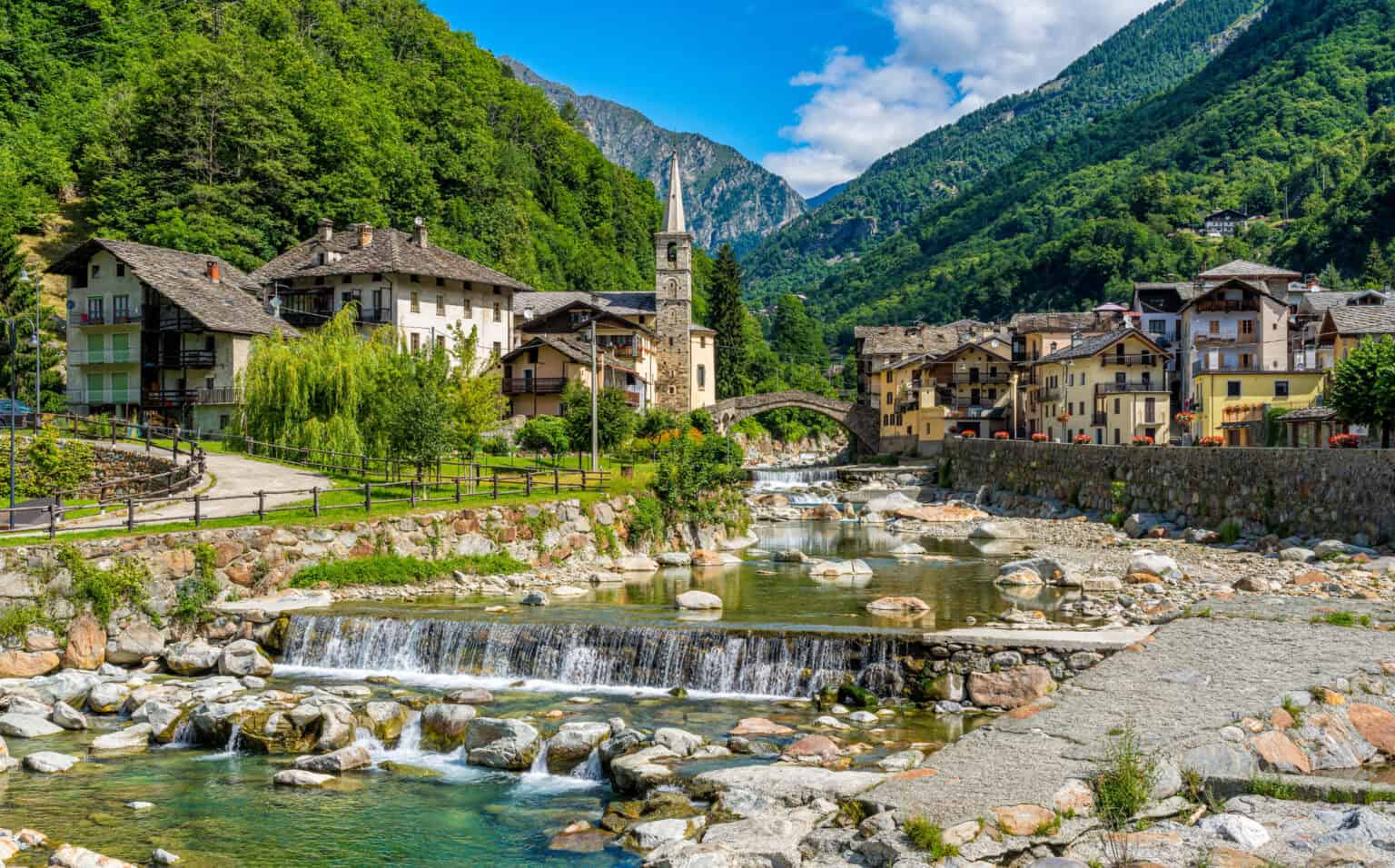 Villaggio alpino della Valle d'Aosta lungo il torrente in estate