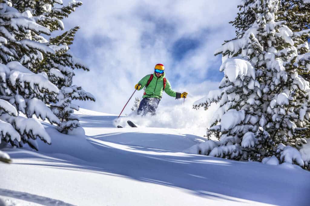 Sciatore su neve fresca sulle piste della Valtournenche