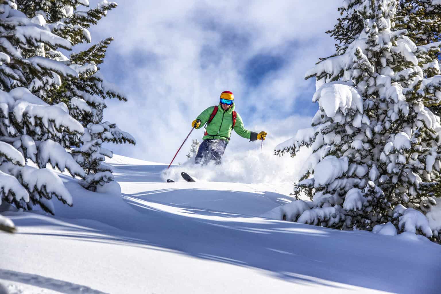 Sciatore su neve fresca sulle piste della Valtournenche