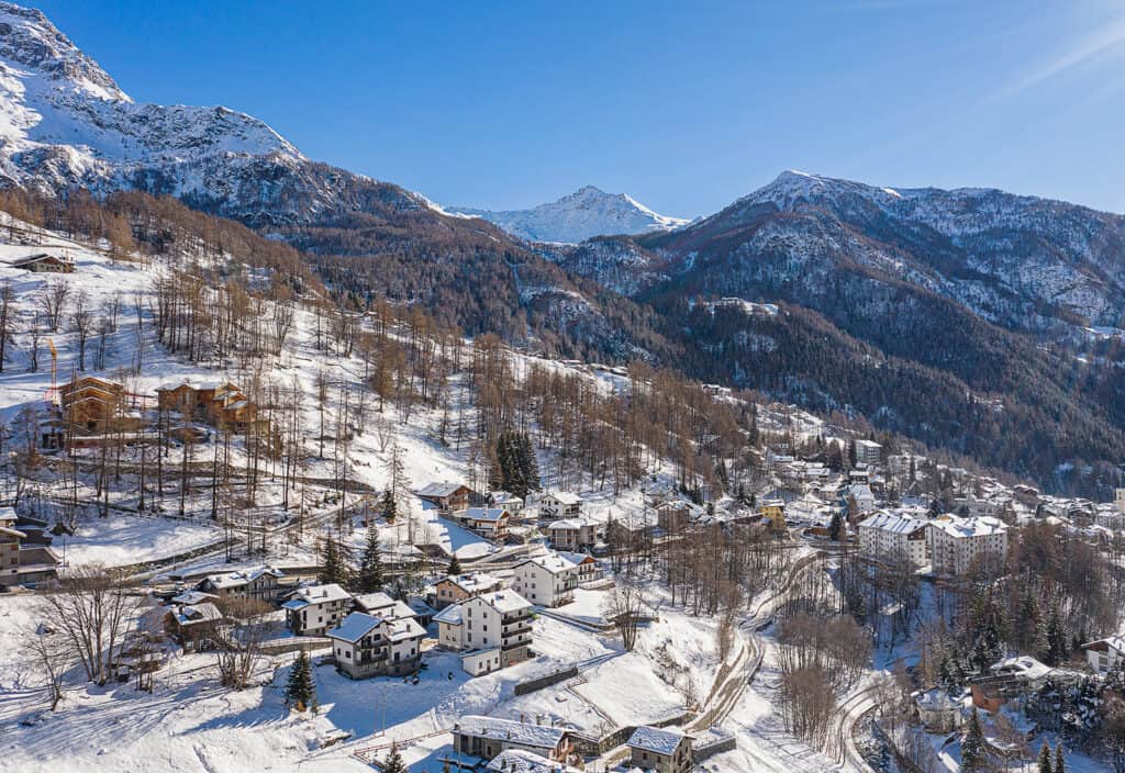 Veduta aerea del villaggio innevato di Valtournenche