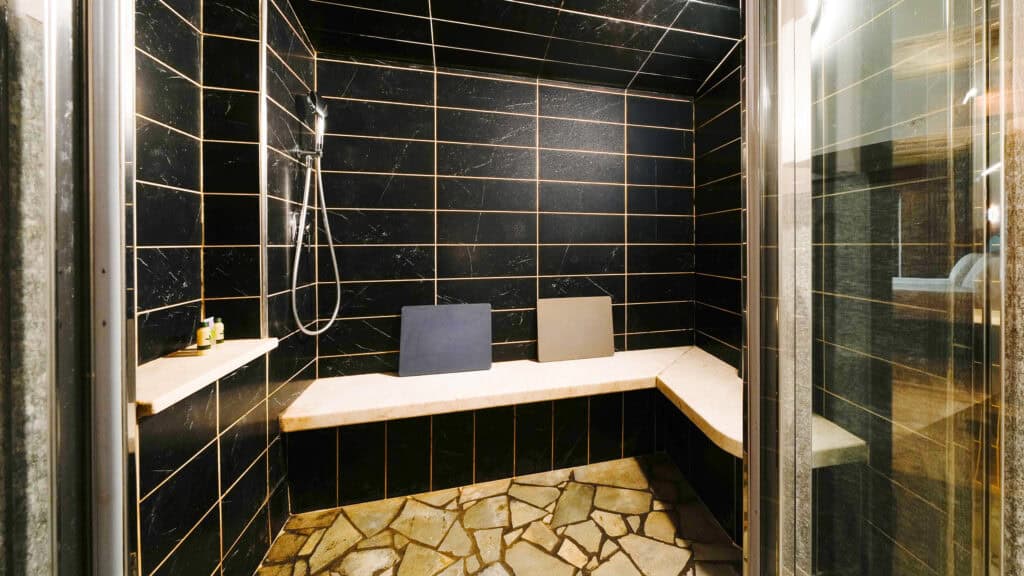 Interni dell'open space con sauna privata di Chalet Les Airelles a Valtournenche (2)