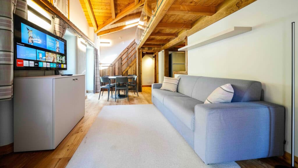 Interni dell'appartamento con sauna e vetrate panoramiche di Chalet Les Airelles a Valtournenche (7)