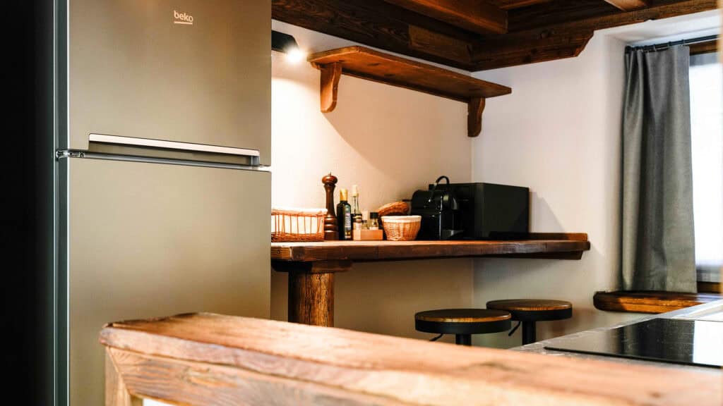 Interni dell'appartamento con sauna e vetrate panoramiche di Chalet Les Airelles a Valtournenche (5)