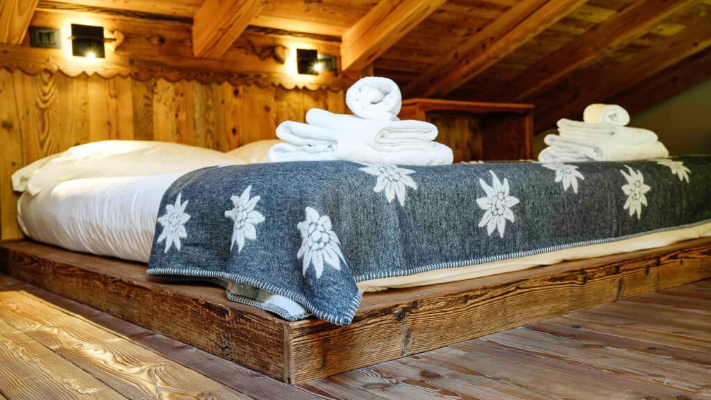 Interni dell'appartamento con sauna e vetrate panoramiche di Chalet Les Airelles a Valtournenche (4)