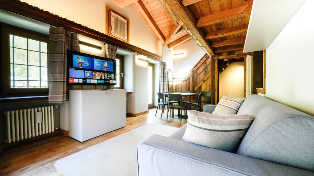 Interni dell'appartamento con sauna e vetrate panoramiche di Chalet Les Airelles a Valtournenche (3)