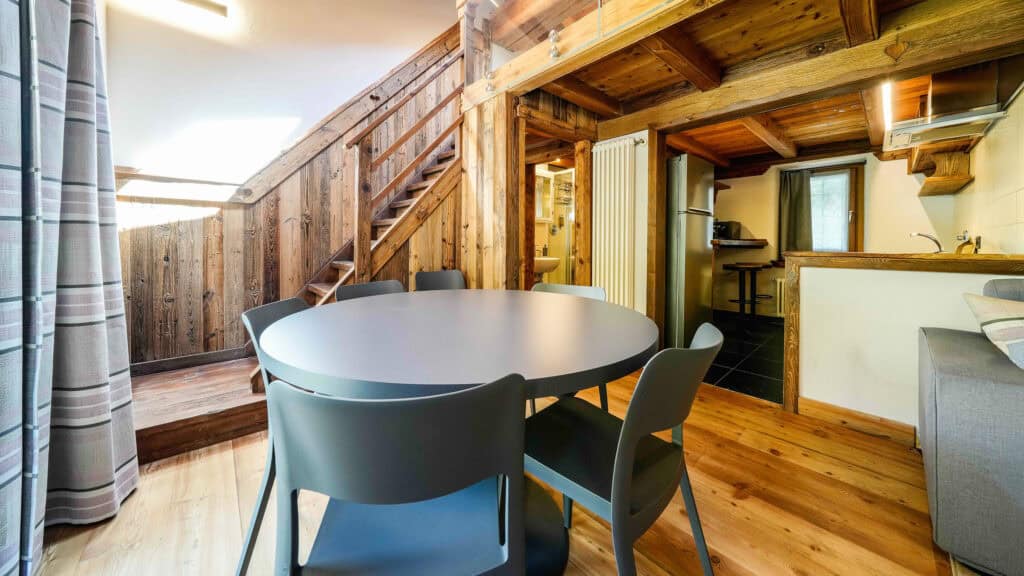 Interni dell'appartamento con sauna e vetrate panoramiche di Chalet Les Airelles a Valtournenche (2)