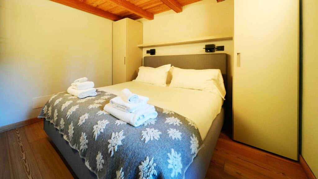 Interni dell'appartamento con sauna e vetrate panoramiche di Chalet Les Airelles a Valtournenche (1)
