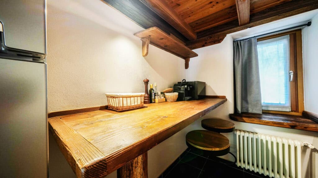 Interni dell'appartamento con sauna e vetrate panoramiche di Chalet Les Airelles a Valtournenche (10)