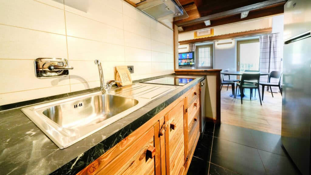 Interni dell'appartamento con sauna e vetrate panoramiche di Chalet Les Airelles a Valtournenche (9)
