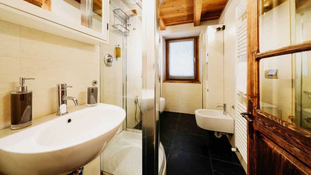 Interni dell'appartamento con sauna e vetrate panoramiche di Chalet Les Airelles a Valtournenche (8)