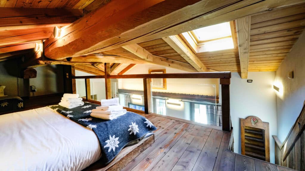 Interni dell'appartamento con sauna e vetrate panoramiche di Chalet Les Airelles a Valtournenche (6)