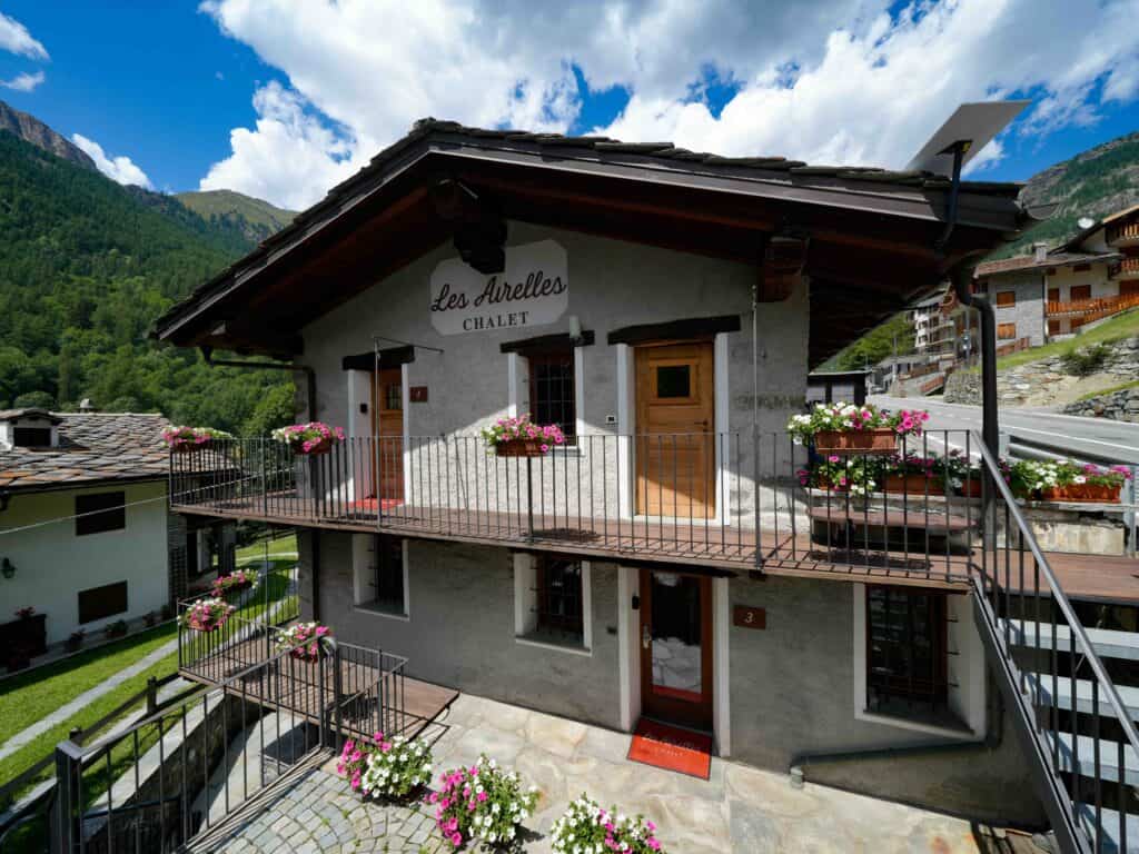 Esterni e balconi fioriti di Chalet Les Airelles a Valtournenche (12)