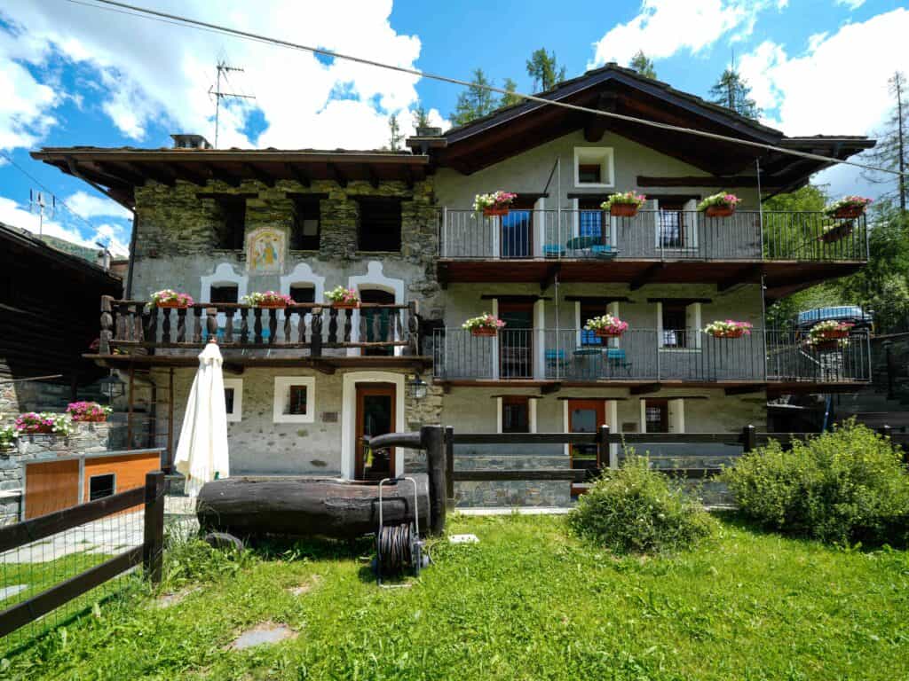 Esterni e balconi fioriti di Chalet Les Airelles a Valtournenche (9)