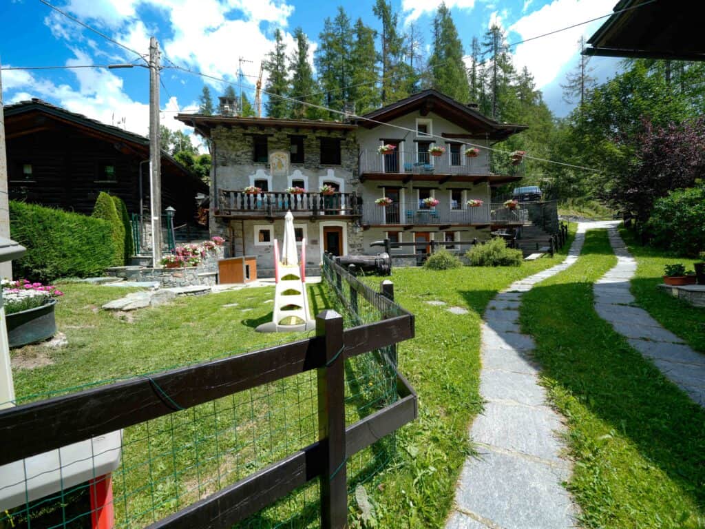 Esterni e balconi fioriti di Chalet Les Airelles a Valtournenche (5)