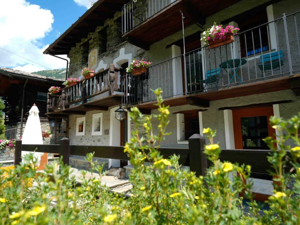 Esterni e balconi fioriti di Chalet Les Airelles a Valtournenche (10)