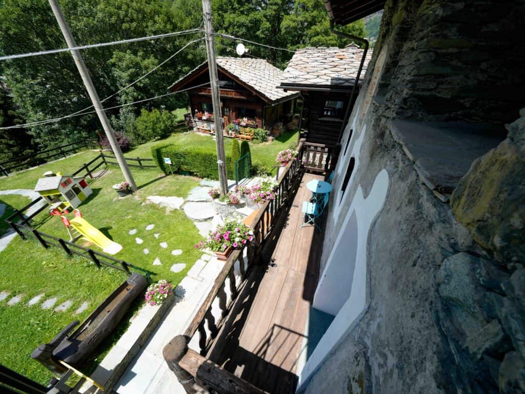 Esterni e balconi fioriti di Chalet Les Airelles a Valtournenche (2)