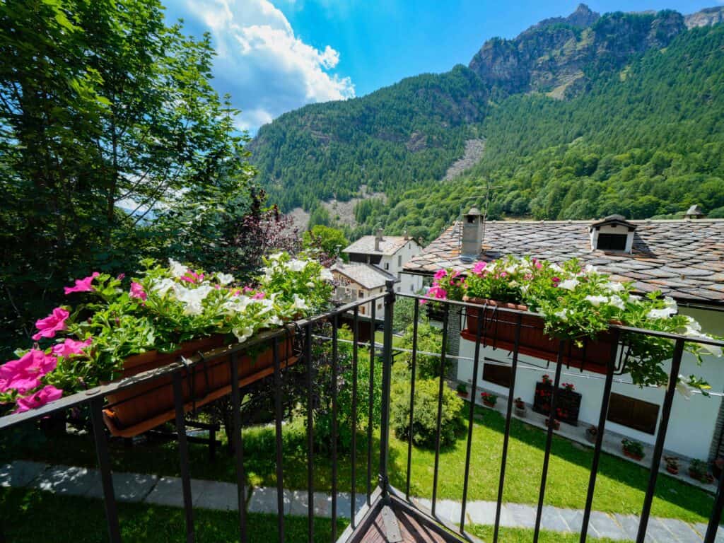 Esterni e balconi fioriti di Chalet Les Airelles a Valtournenche (7)