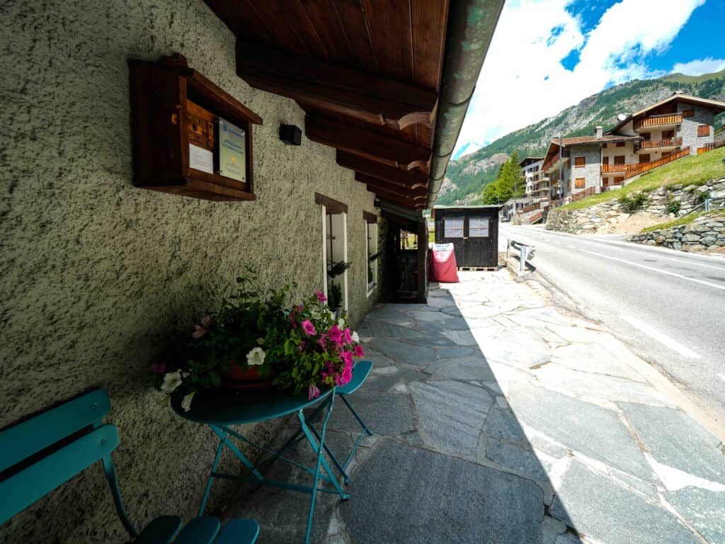 Esterni e balconi fioriti di Chalet Les Airelles a Valtournenche (1)