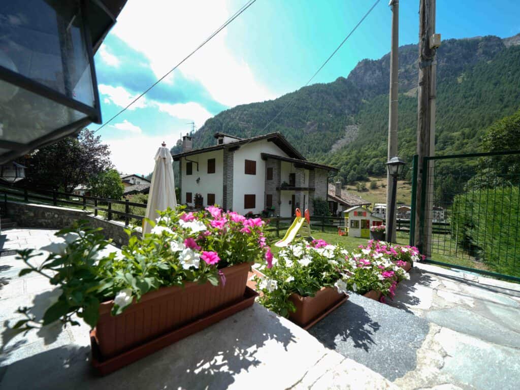 Esterni e balconi fioriti di Chalet Les Airelles a Valtournenche (11)
