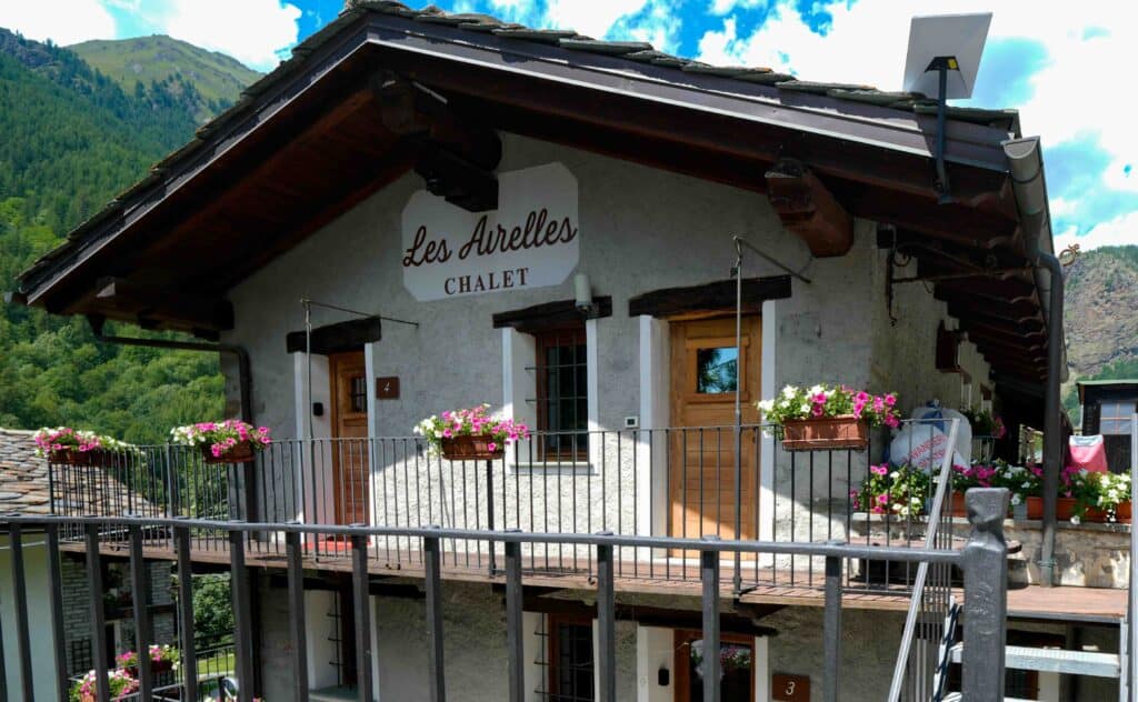 Esterni e balconi fioriti di Chalet Les Airelles a Valtournenche (3)