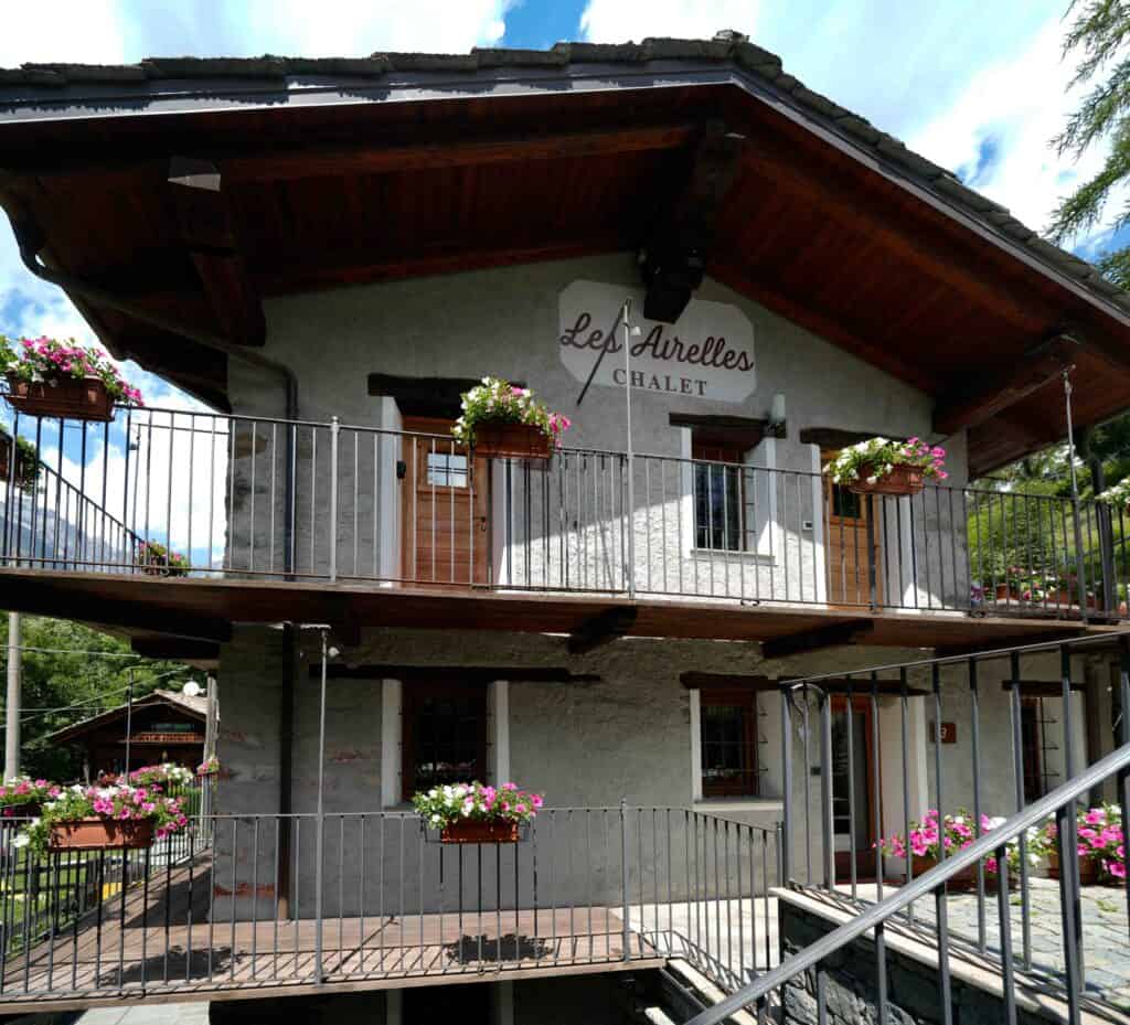 Esterni e balconi fioriti di Chalet Les Airelles a Valtournenche (6)